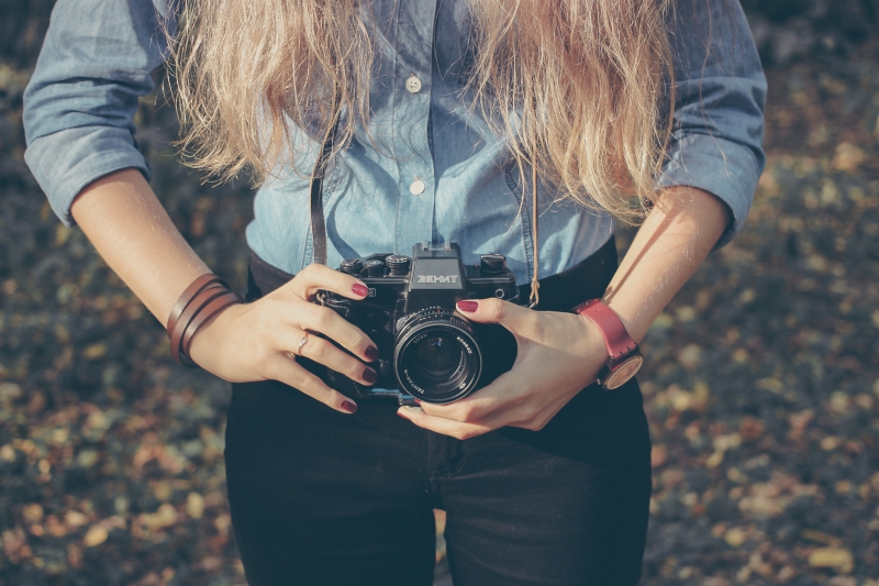 photographe-VINON SUR VERDON-min_hand-person-girl-woman-camera-photography-614-pxhere.com